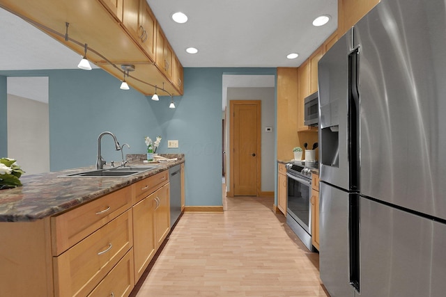 441 Gentlewind Dr, Westerville, OH 43081 - kitchen featuring appliances with stainless steel finishes, a sink, light wood finished floors, recessed lighting, and a peninsula