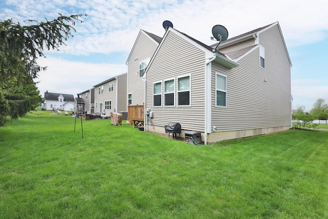 6134 Glade Run Rd, Hilliard, OH 43026 - back of house featuring a lawn