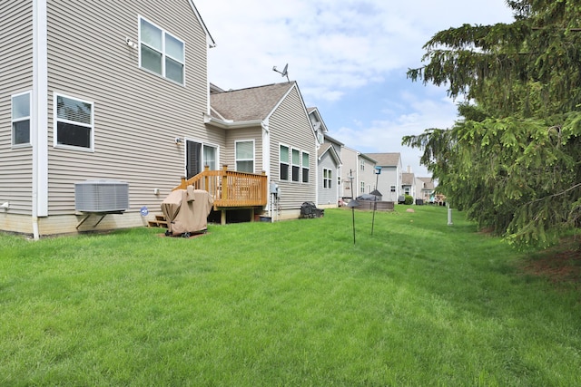 6134 Glade Run Rd, Hilliard, OH 43026 - back of property featuring cooling unit, a yard, a deck, a residential view, and a shingled roof