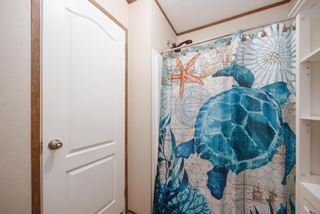 full bath with crown molding, a textured ceiling, and curtained shower