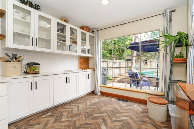bar with visible vents, tasteful backsplash, and recessed lighting
