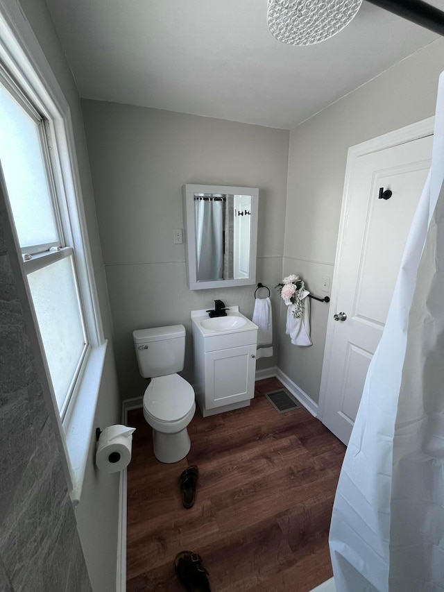 2851 Melva Ave, Columbus, OH 43224 - bathroom with wood finished floors, toilet, vanity, and baseboards