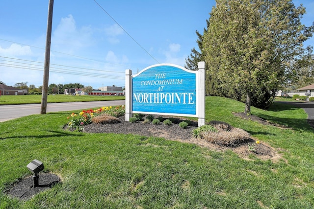 community / neighborhood sign featuring a lawn