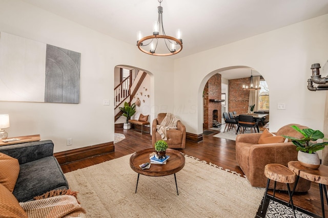 870 Oakwood Ave, Columbus, OH 43206 - living area with arched walkways, wood finished floors, and a chandelier