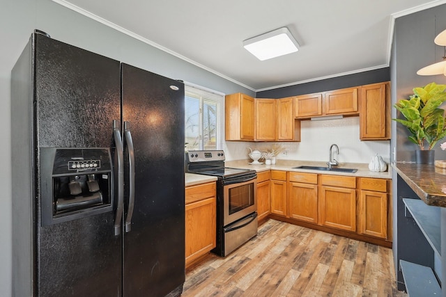 kitchen featuring a sink, black fridge, light wood-type flooring, crown molding, and electric stove