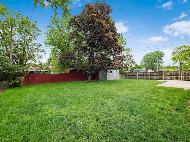 2852 Longfield Rd, Columbus, OH 43204 - view of yard featuring a patio