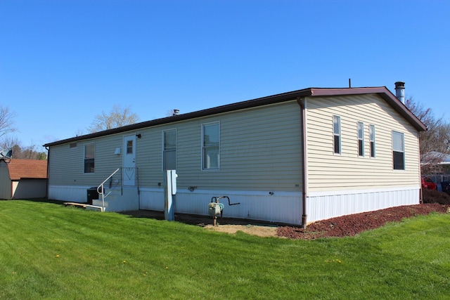 45 Ravine Ridge Dr, Delaware, OH 43015 - rear view of property with a lawn