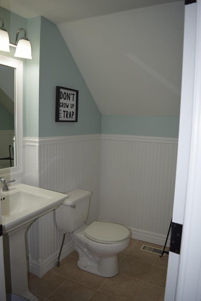 11283 Palmer Rd SW, Pataskala, OH 43062 - half bath with toilet, visible vents, lofted ceiling, and a wainscoted wall