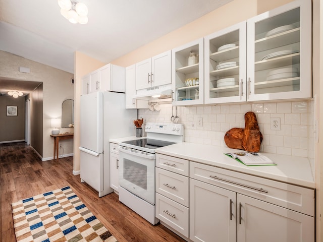 3794 Bridle Ct, Columbus, OH 43221 - kitchen featuring white appliances, under cabinet range hood, decorative backsplash, light countertops, and vaulted ceiling