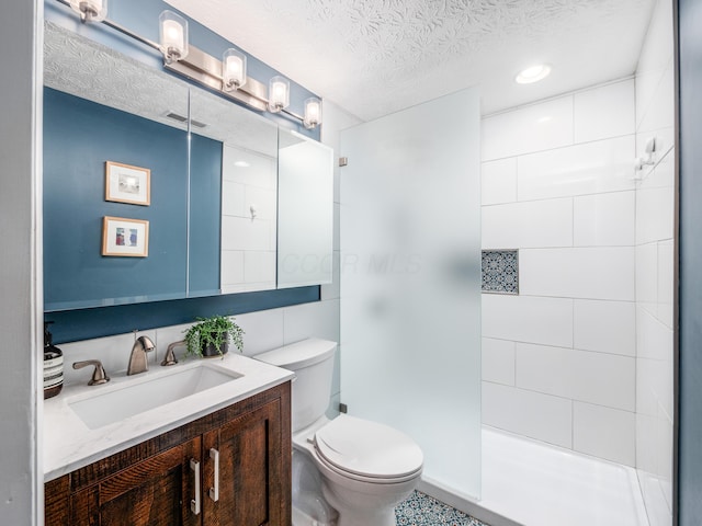 3794 Bridle Ct, Columbus, OH 43221 - bathroom with toilet, vanity, tiled shower, a textured ceiling, and recessed lighting