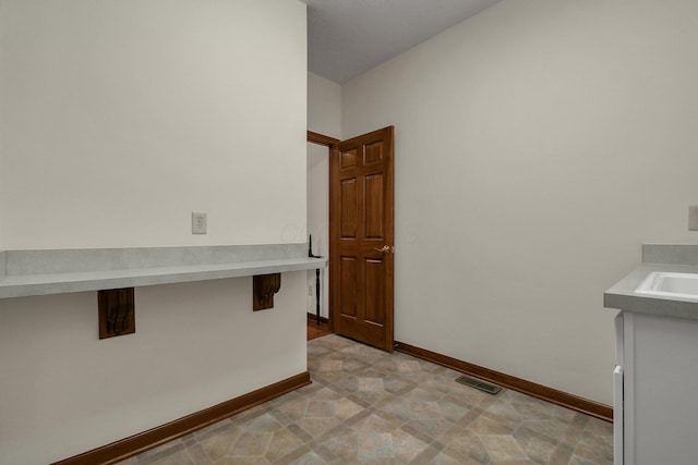 12372 Brook Forest Cir NW, Pickerington, OH 43147 - laundry area featuring a sink, visible vents, laundry area, and baseboards