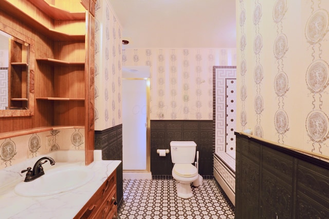 115 E Wheeling St, Lancaster, OH 43130 - bathroom featuring toilet, a shower with door, vanity, and wallpapered walls