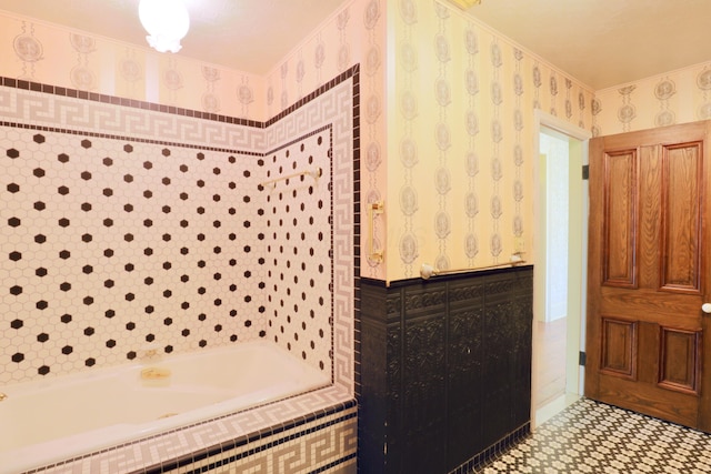 115 E Wheeling St, Lancaster, OH 43130 - bathroom with tiled tub, crown molding, and wallpapered walls