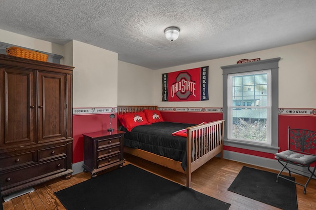 117 Fairfield Ave, Newark, OH 43055 - bedroom with hardwood / wood-style flooring, baseboards, and a textured ceiling