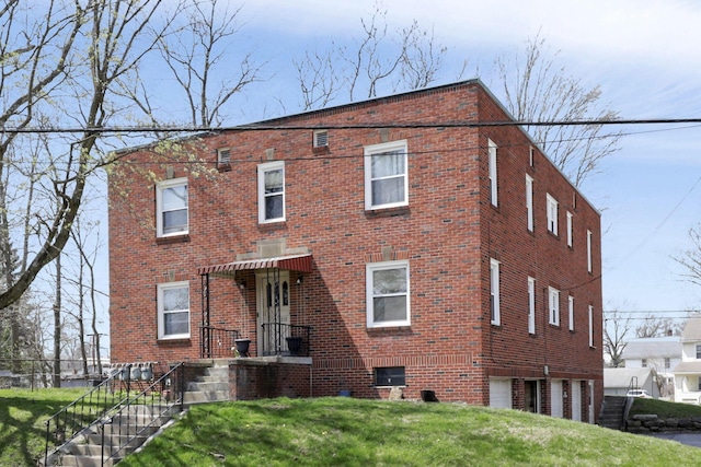 view of front of property featuring brick siding and a front yard