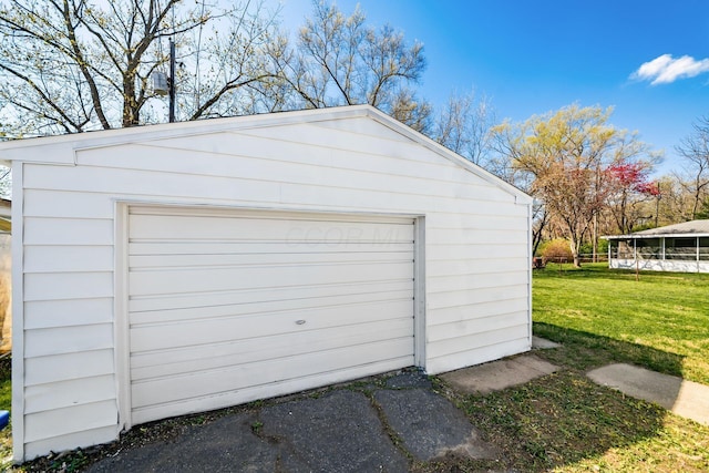 detached garage featuring aphalt driveway