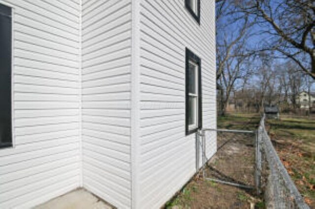 404 Sherman Ave, Springfield, OH 45503 - view of home's exterior with fence