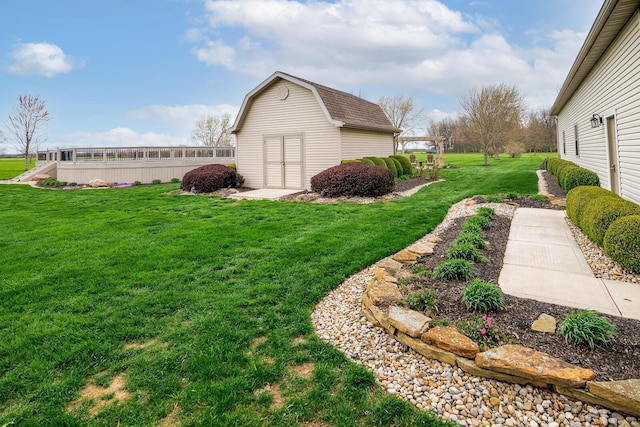 view of yard with an outdoor structure