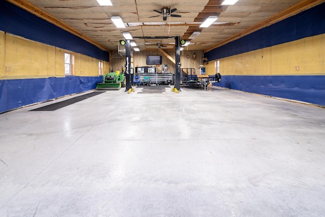 garage featuring ceiling fan