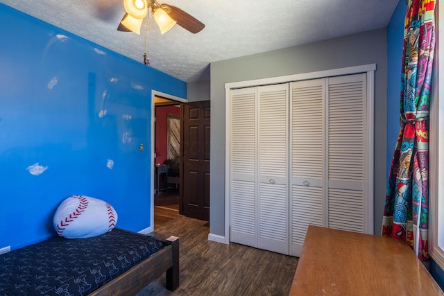 9704 Loudon St, Johnstown, OH 43031 - bedroom with wood finished floors, a textured ceiling, a closet, ceiling fan, and baseboards