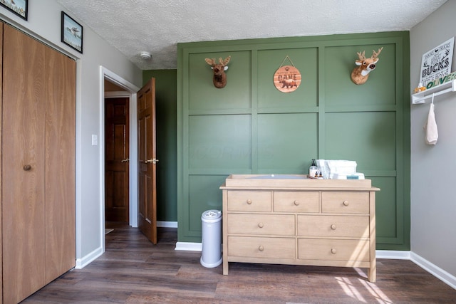 1005 Glenn Ave, Washington Court House, OH 43160 - bedroom featuring dark wood-style flooring, baseboards, and a textured ceiling
