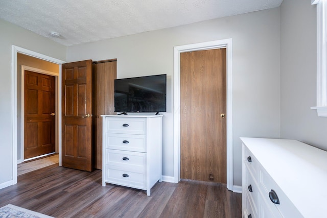 1005 Glenn Ave, Washington Court House, OH 43160 - bedroom with dark wood-style flooring, baseboards, and a textured ceiling