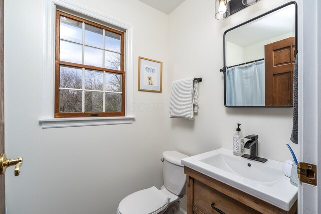 1005 Glenn Ave, Washington Court House, OH 43160 - full bath featuring vanity and toilet