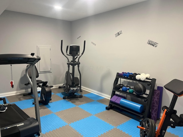 exercise room featuring baseboards