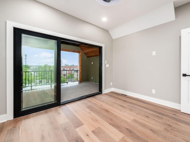 496 W 1st Ave, Columbus, OH 43201 - empty room featuring lofted ceiling, light wood finished floors, baseboards, and recessed lighting