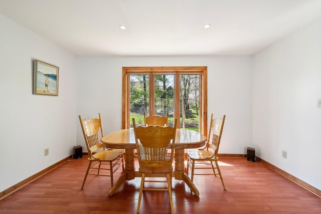 dining area featuring recessed lighting, light wood finished floors, and baseboards