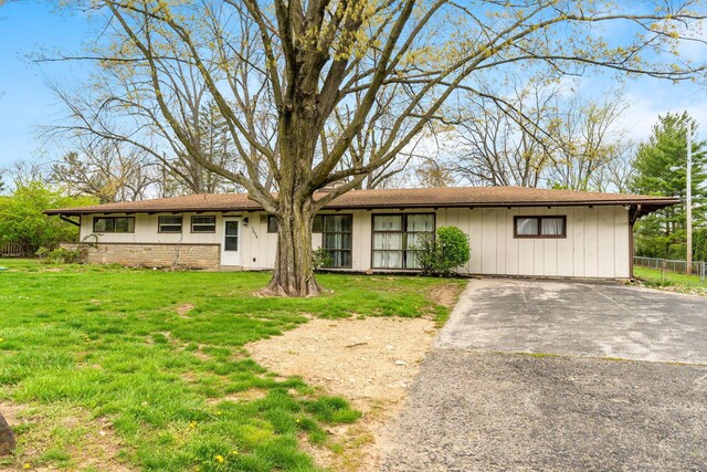 3434 Fishinger Rd, Columbus, OH 43221 - ranch-style home featuring fence and a front lawn