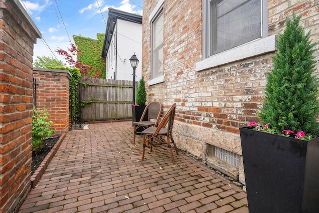 129 Jackson St, Columbus, OH 43206 - view of patio featuring fence