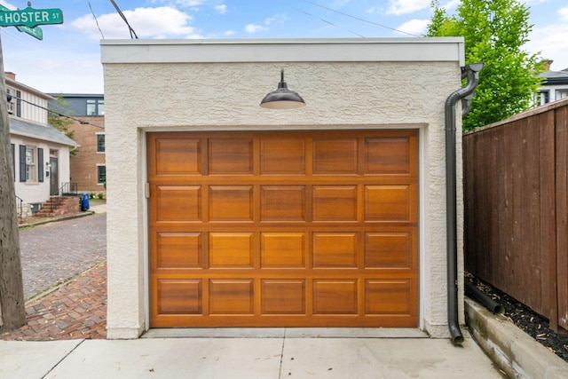 129 Jackson St, Columbus, OH 43206 - detached garage with fence and concrete driveway