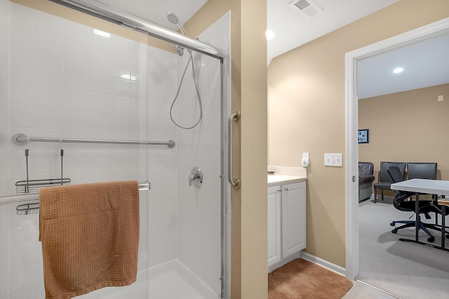 full bath featuring recessed lighting, visible vents, and tiled shower