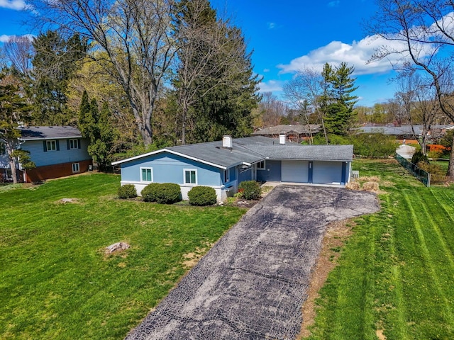 3318 Darbyshire Dr, Hilliard, OH 43026 - single story home featuring stucco siding, a front yard, and aphalt driveway