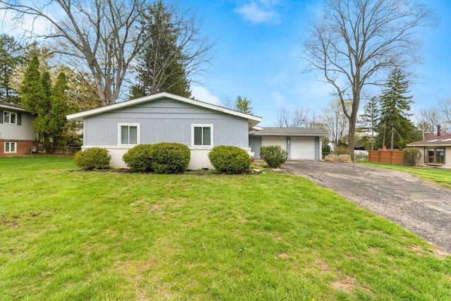 3318 Darbyshire Dr, Hilliard, OH 43026 - view of front of property with fence, a front lawn, aphalt driveway, and a garage