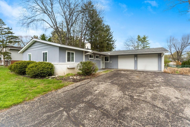 3318 Darbyshire Dr, Hilliard, OH 43026 - single story home with a chimney, an attached garage, brick siding, and aphalt driveway