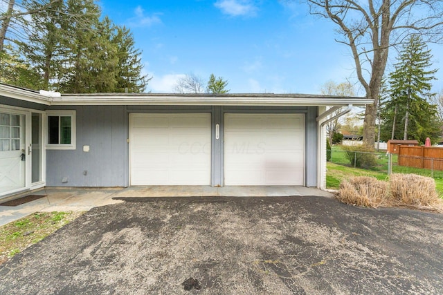 3318 Darbyshire Dr, Hilliard, OH 43026 - detached garage with fence