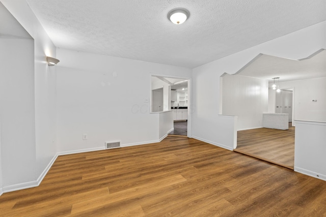 3318 Darbyshire Dr, Hilliard, OH 43026 - empty room featuring baseboards, wood finished floors, visible vents, and a textured ceiling