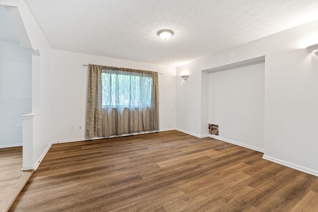 3318 Darbyshire Dr, Hilliard, OH 43026 - spare room with baseboards, wood finished floors, and a textured ceiling