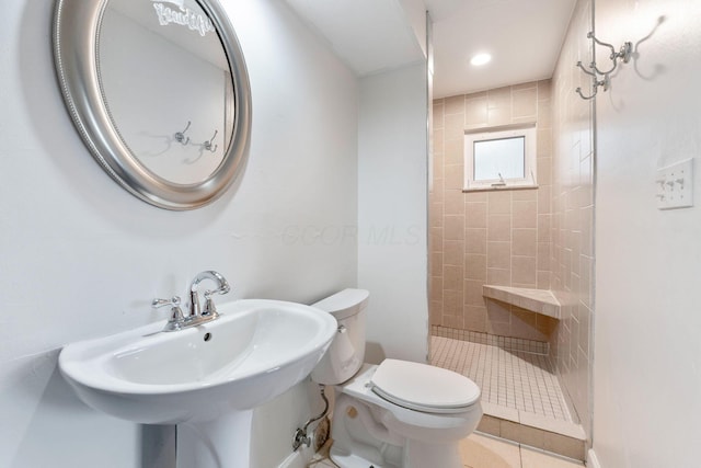 3318 Darbyshire Dr, Hilliard, OH 43026 - full bath featuring a shower stall, tile patterned floors, a sink, toilet, and recessed lighting