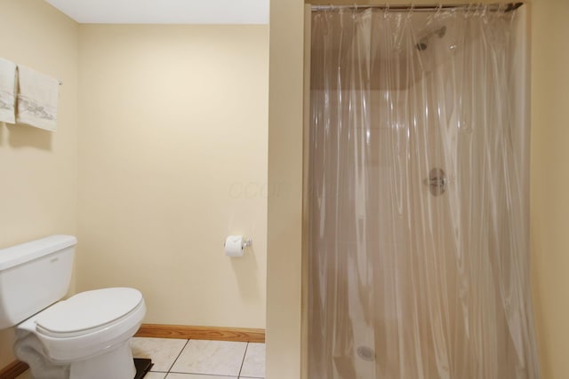 2882 Kool Air Way, Columbus, OH 43231 - full bathroom featuring baseboards, a shower with curtain, tile patterned flooring, and toilet
