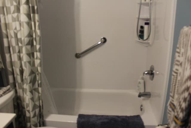 full bath with shower / tub combo with curtain and toilet