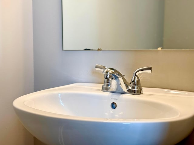 bathroom featuring a sink