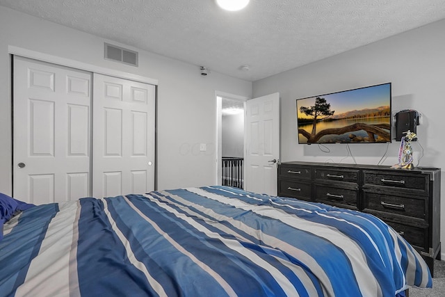 1065 Mastell Dr, Reynoldsburg, OH 43068 - bedroom featuring a closet and a textured ceiling
