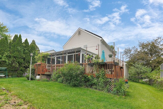 3161 Bowdoin Cir, Columbus, OH 43204 - back of property with a sunroom, a wooden deck, and a yard