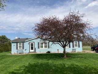 manufactured / mobile home featuring a front yard