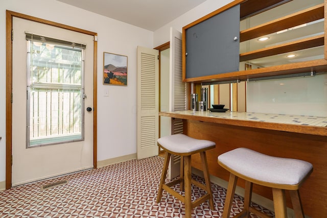 bar featuring baseboards