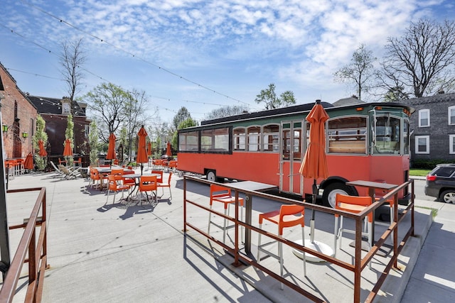 1719 Oak St, Columbus, OH 43205 - view of play area featuring outdoor dining area
