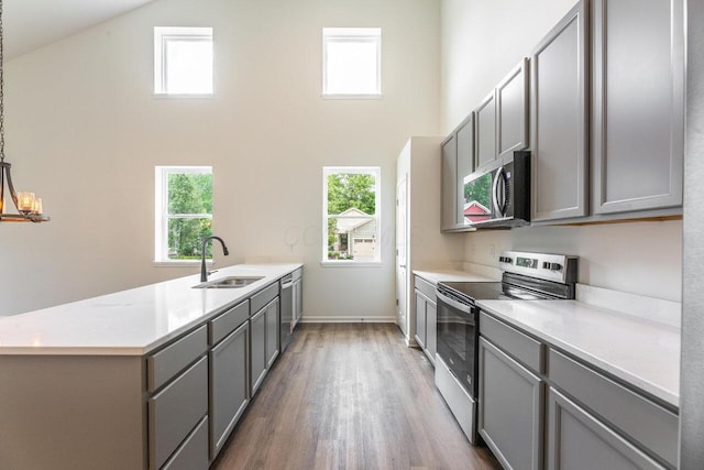 325 Woods Edge Loop, Pataskala, OH 43062 - kitchen featuring appliances with stainless steel finishes, gray cabinets, a sink, a peninsula, and wood finished floors